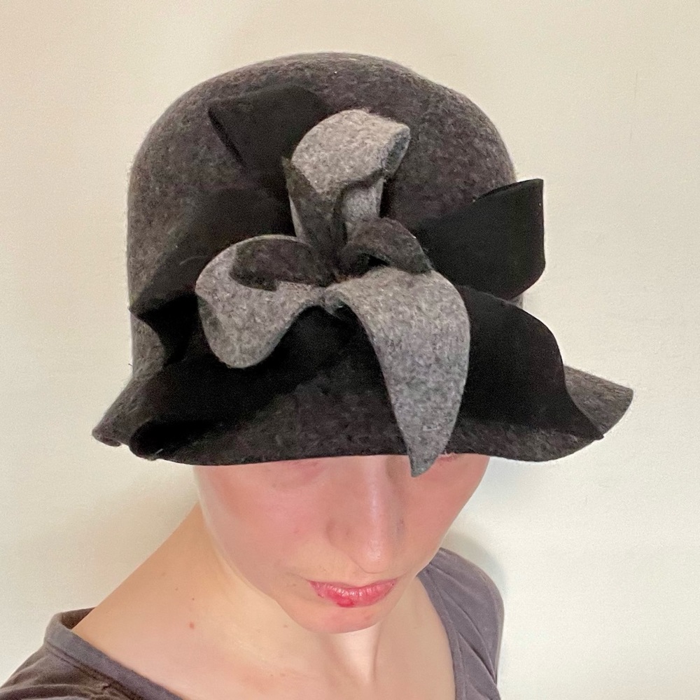 NWT grey felt cloche hat with felt flower detail